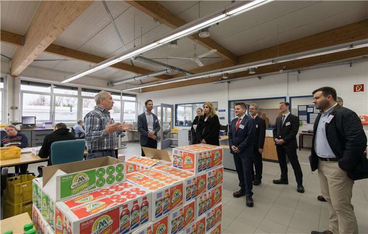 Holger Jung und Meckenheimer Unternehmer erfahren von Ludwig Hommel (l.), wie die Arbeit in der Druckerei der Bonner Werkstätten aufgebaut ist.Fotos: CEW