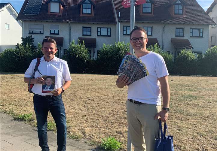 Holger Jung unterwegs - hier mit Kandidat Joachim Kühlwetter (im Bild rechts) im Wahlbezirk 130 in Merl.Foto: CDU Meckenheim