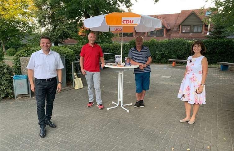 Holger Jung „vor Ort“ in Altendorf-Ersdorf mit (v.l.) den CDU-Kandidaten Otmar Soukup und Ferdi Koll sowie der Kreistagskandidatin Sabrina Gutsche. Foto: privat