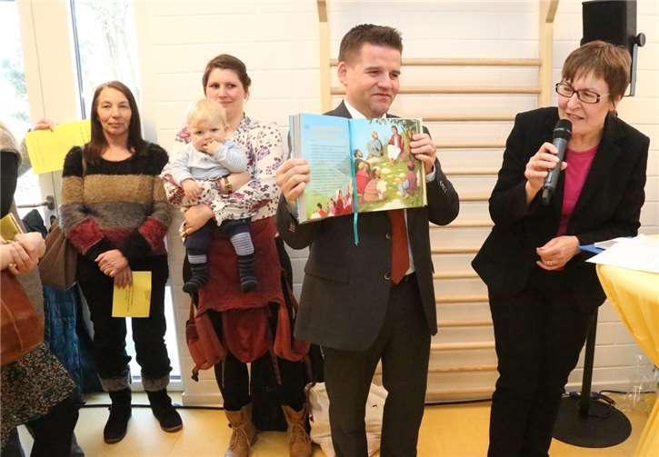 65 Kinder freuen sich auf helle und freundliche Räume Holger Jung zeigte gemeinsam mit Pfarrerin Susanne Backer-Bauer die neue Kinderbibel.