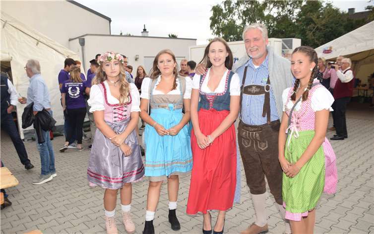 Holger Klöß mit den Niederdreeser „Dirndlmädels“.