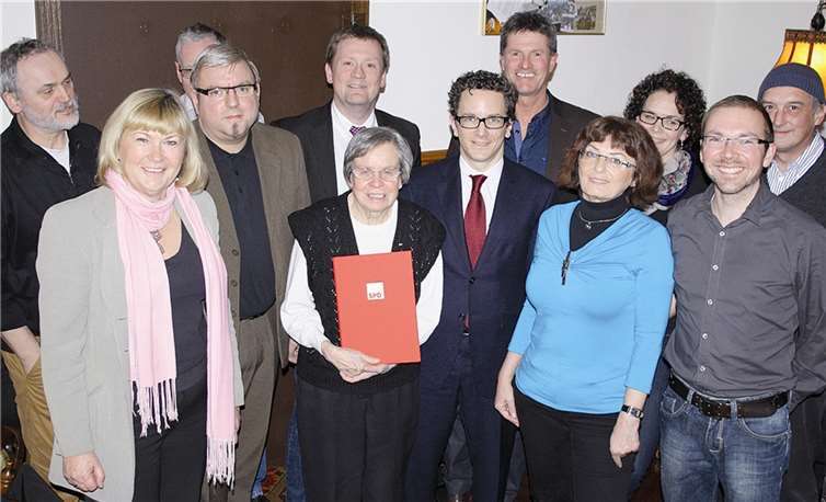 Holger Kumm und Detlev Pilger ehrten Renate Schmitt für 50 Jahre Mitgliedschaft in der SPD. Privat