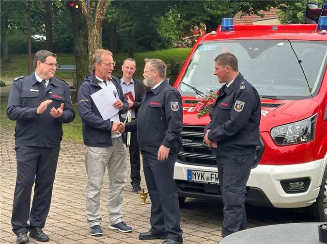 Holger Lindemann erhielt seine Beförderung aus den Händen von Max Mumm, dem Bürgermeister der Verbandsgemeinde.