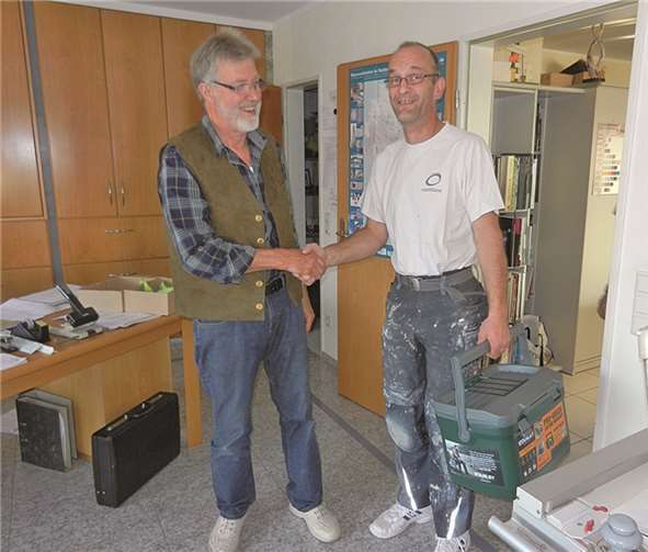 Holger Müller gratuliert Stephan Bittmann zum Jubiläum. privat