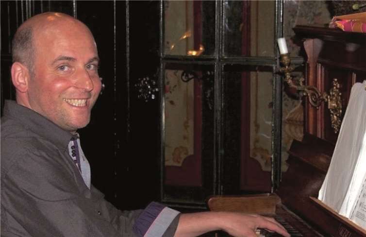 Holger Queck begleitet mit Klavier, Akkordeon und Guitalele und lässt mit überraschenden Stimmübungen bei seinem Publikum erst gar keine Hemmungen aufkommen.privat