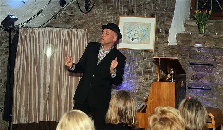 Holger Queck unterhielt das Publikum mitso manchem Witz und vielen Liedern. Foto: -RÜ-