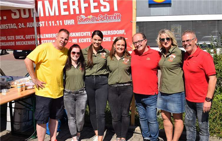 Holger Schmitt freute sich, dass die Tollitäten der kommenden Session aus Queckenberg und Oberdrees mit ihren Chefadjutanten gekommen sind. Fotos: EICH