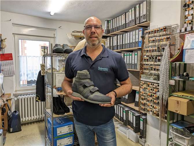 Holger Schneider mit einem Maßschuh.  Foto: KS