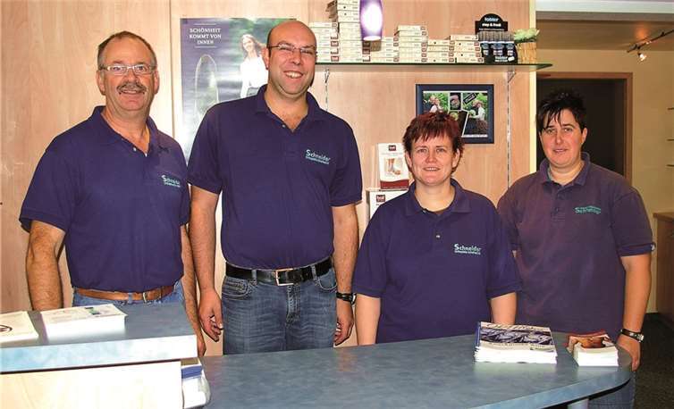 Holger Schneider mit seinem Team im firmeneigenen Ladenlokal.Christoph Lüttgen