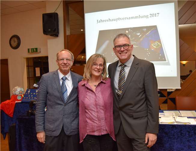 Holger Schneider (r.) mit den Geehrten Erich und Edith Zimmer.-EICH-