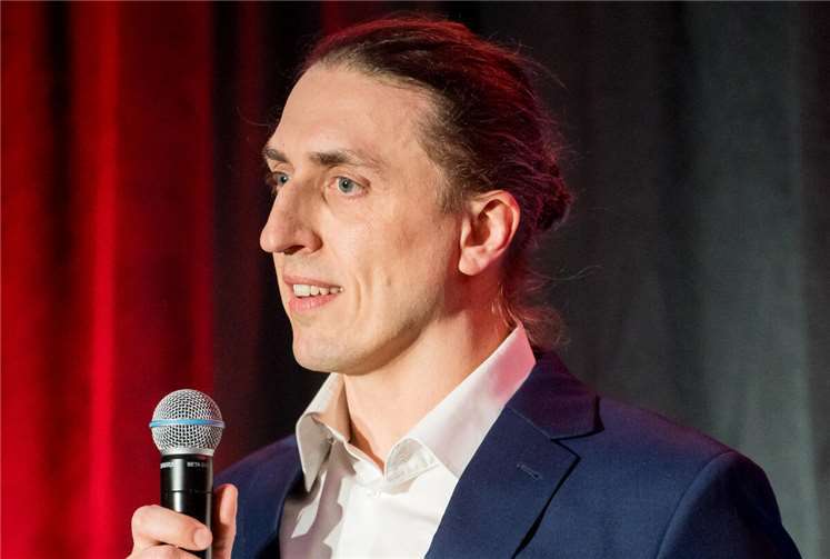 Holger Stridde im Finale beim 4. Internationalen Speaker Slam in Wiesbaden.  Foto: Timo Dietz