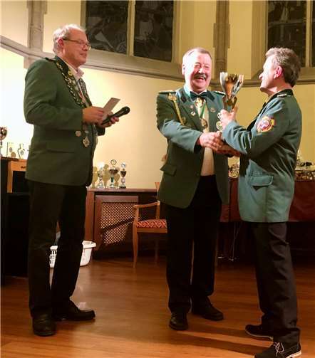 Holger Tietze erhält den Vereinspokal aus den Händen von Uwe Prassel und Heribert Lodde.