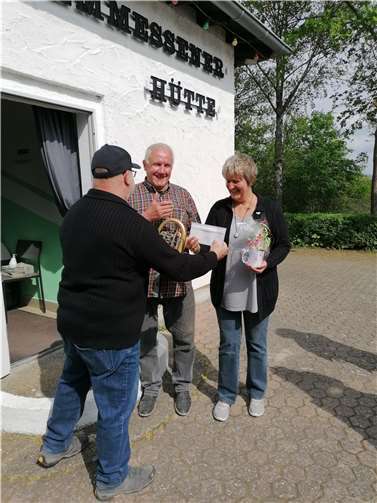 Holger Wahl dankt dem „Trompeter vom Ahrtal“ Franz Josef Graf für seinen Auftritt. Fotos: Jürgen Schumacher