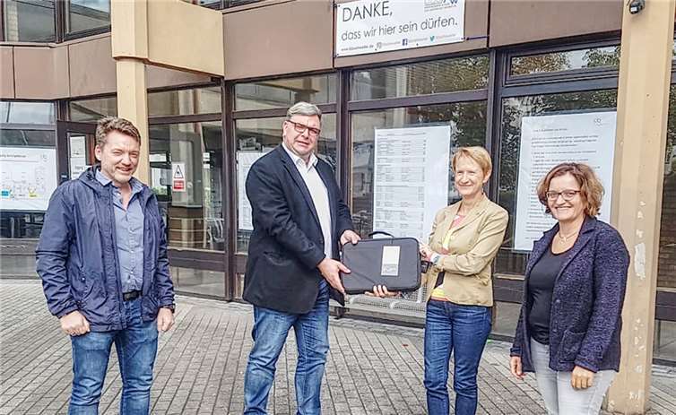 Holger Waldecker, Stephan Pfurtscheller, Gundi Kontakis und Marion Doll bei der Übergabe der Notebooks an der BBS in Mayen. Foto: privat