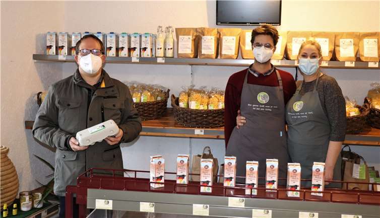 Holger Wolf informiert sich im Biohofladen Neitzert. Foto: privat