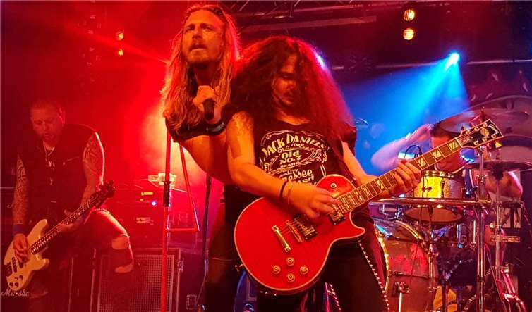 „Hollywood Rose“ brillierte in Pommern mit bekannten Stücken der Erfolgsgruppe „Guns n` Roses“.