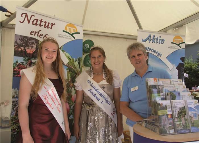 Holunderkönigin Andrea I. und Kirschblütenkönigin Franziska I. freuten sich auf die Besucher. WAMFO.DE