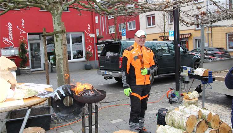 Holz-Guru Daniel Wirges führt seine Spaltmaschine vor