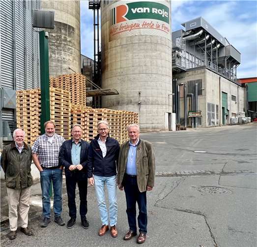 Holz ist für das Erreichen der Klimaziele unverzichtbar, konstatierten (v.li.) Friedrich Freiherr von Hövel, Matthias Müller, Erwin Rüddel, Oliver Mühmel und Uwe Werner.  Foto: Reinhard Vanderfuhr / Büro Rüddel