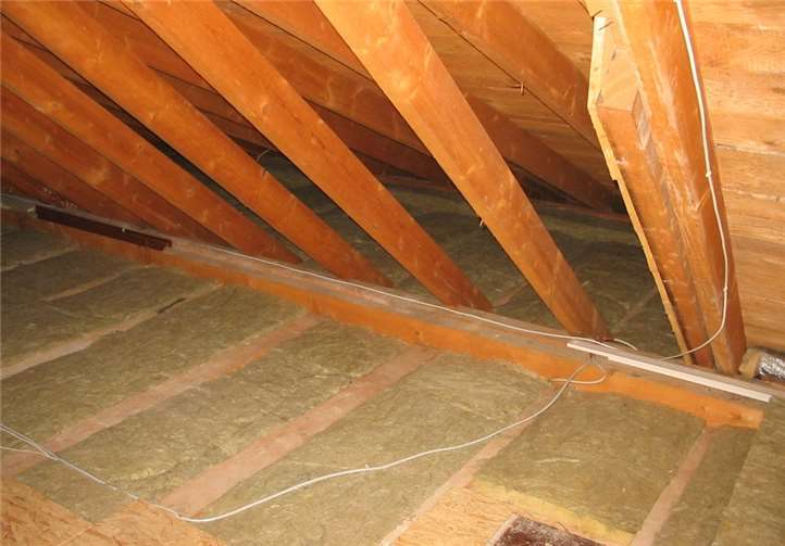 Holzbalkendecken lassen sich von oben optimal mit Mineralwolle zwischen den Deckenbalken dämmen. Durch die Abdeckung mit OSB-Platten wird der Dachraum wieder begehbar. Bernhard Andre