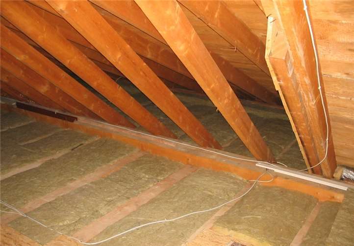 Holzbalkendecken lassen sich von oben optimal mit Mineralwolle zwischen den Deckenbalken dämmen. Durch die Abdeckung mit OSB-Platten wird der Dachraum wieder begehbar. Bernhard Andre