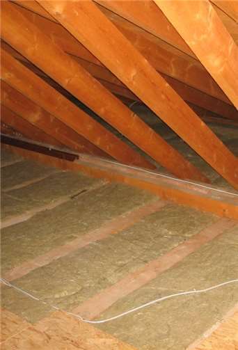 Dämmung oberste Geschossdecke: Pflicht oder Kür? Holzbalkendecken lassen sich von oben optimal mit Mineralwolle zwischen den Deckenbalken dämmen.Bernhard Andre