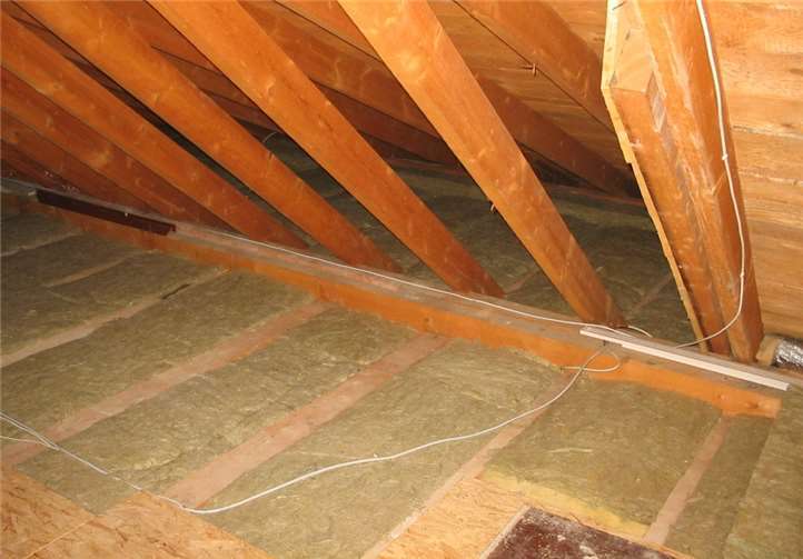 Holzbalkendecken lassen sich von oben optimal mit Mineralwolle zwischen den Deckenbalken dämmen. Durch die Abdeckung mit OSB-Platten wird der Dachraum wieder begehbar.Foto: Bernhard Andre