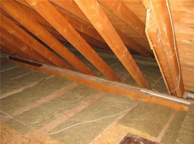 Holzbalkendecken lassen sich von oben optimal mit Mineralwolle zwischen den Deckenbalken dämmen. Durch die Abdeckung mit OSB-Platten wird der Dachraum wieder begehbar.Foto: Bernhard Andre