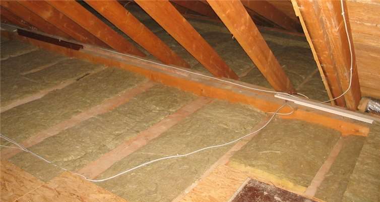 Holzbalkendecken lassen sich von oben optimal mit Mineralwolle zwischen den Deckenbalken dämmen. Durch die Abdeckung mit OSB-Platten wird der Dachraum wieder begehbar. Foto: Bernhard Andre