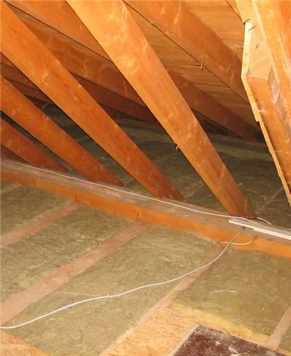 Holzbalkendecken lassen sich von oben optimal mit Mineralwolle zwischen den Deckenbalken dämmen. Durch die Abdeckung mit OSB-Platten wird der Dachraum wieder begehbar. Foto: Bernhard Andre