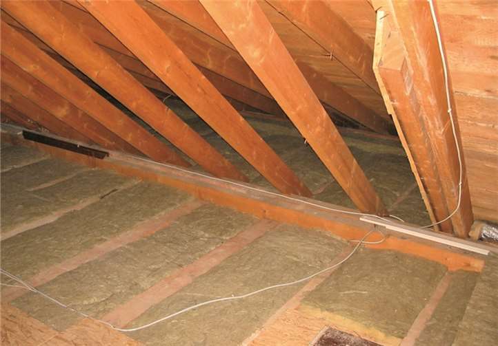 Holzbalkendecken lassen sich von oben optimal mit Mineralwolle zwischen den Deckenbalken dämmen. Durch die Abdeckung mit OSB-Platten wird der Dachraum wieder begehbar. Bernhard Andre