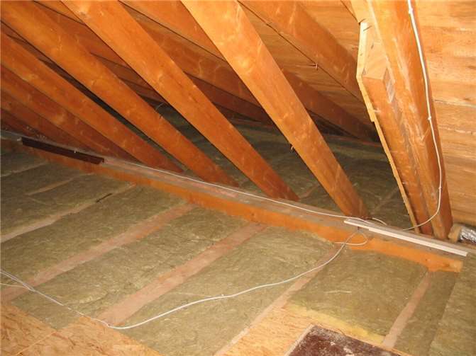 Holzbalkendecken lassen sich von oben optimal mit Mineralwolle zwischen den Deckenbalken dämmen. Durch die Abdeckung mit OSB-Platten wird der Dachraum wieder begehbar.  Foto: Bernhard Andre