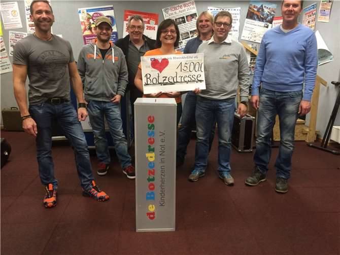 Holzbau Fuchs aus Kelberg spendete  1.500 Euro an "Kinderherzen in Not". Fotos: Privat