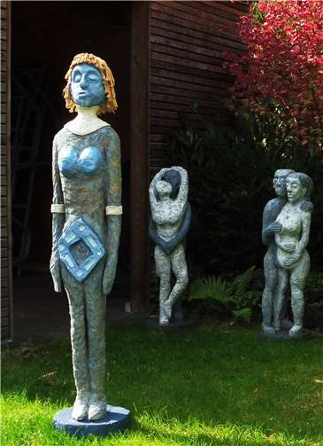 Holzskulpturen verschiedener Größen.