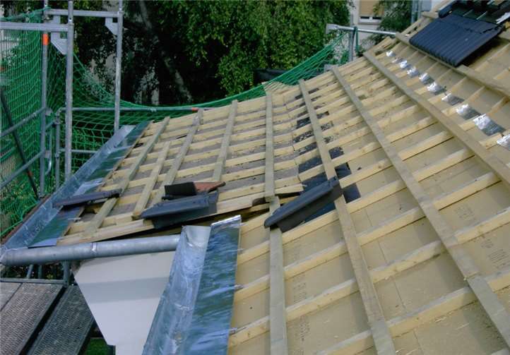 Holzweichfaserplatten sind eine empfehlenswerte Alternative zur Unterspannbahn: Sie sind stabiler und bieten einen zusätzlichen Dämmeffekt. Foto: VZ RLP