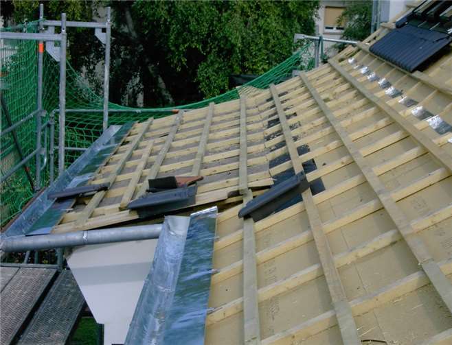 Holzweichfaserplatten sind eine empfehlenswerte Alternative zur Unterspannbahn: Sie sind stabiler und bieten einen zusätzlichen Dämmeffekt. Foto: VZ RLP