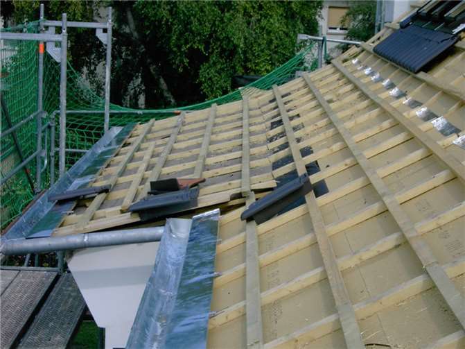 Holzweichfaserplatten sind eine empfehlenswerte Alternative zur Unterspannbahn: Sie sind stabiler und bieten einen zusätzlichen Dämmeffekt.Foto: VZ RLP