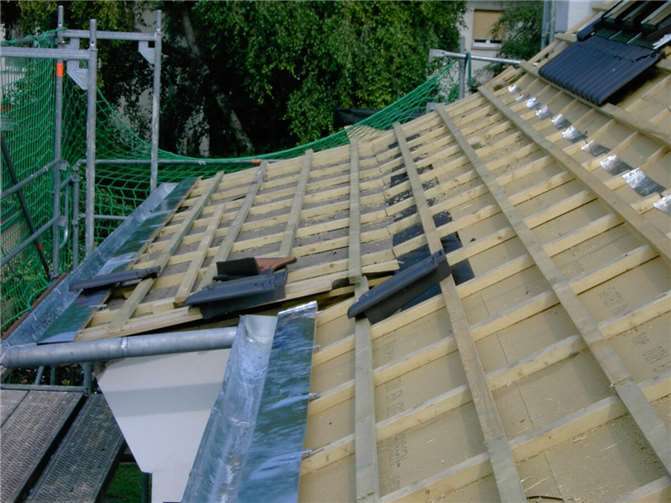 Holzweichfaserplatten sind eine empfehlenswerte Alternative zur Unterspannbahn: Sie sind stabiler und bieten einen zusätzlichen Dämmeffekt.  Foto: VZ RLP