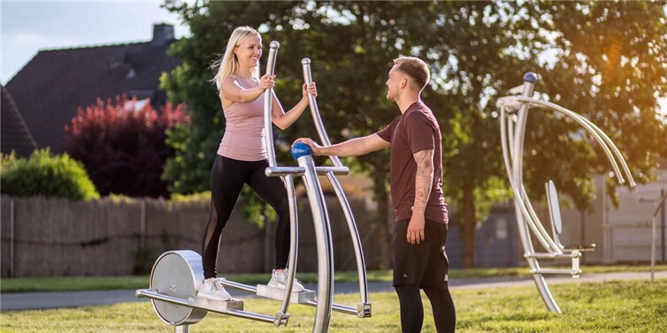 Home-Gym erobert jetzt auch die Gärten: Walker aus wetterfestem Material kombinieren Training und Design.