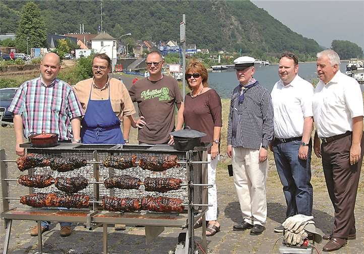 Honoratioren ( Christel Ripoll, Hans Joachim Boltersdorf, Michael Schäfer und MdL Guido Ernst) warten auf das Garen der Spießbraten, die von den drei Grillmeistern des Pfarrgemeinderates fachgerecht bereitet werden. FA.