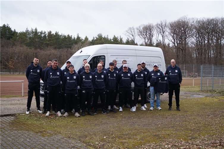 Hoodie-Übergabe am Sportplatz.  Foto: privat