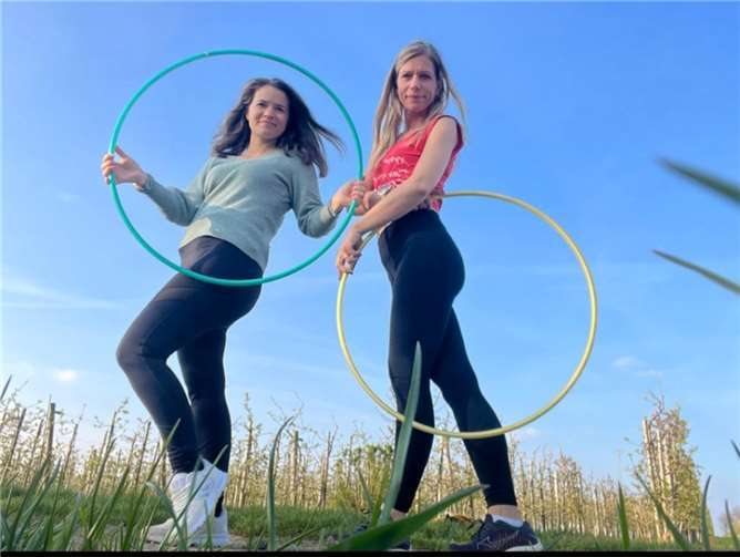 HoopDance mit Mandy & Chrissy. Quelle: