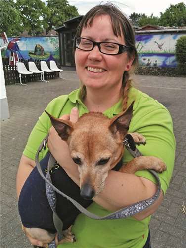 „Hope“ auf dem Arm seiner Betreuerin, der leitenden Tierpflegerin Katharina Kühle.privat
