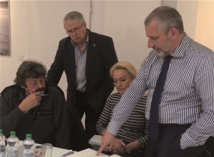 Hopf zeigt WBF-Geschäftsführer Rudolf Rupperath seine Skizzen. privat