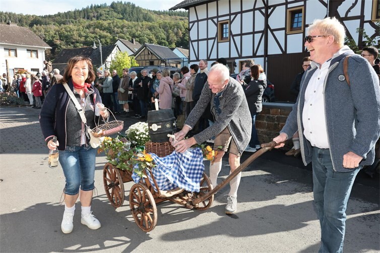Oktoberfest und Trachtenumzug in Insul mit Musik und viel Gaudi