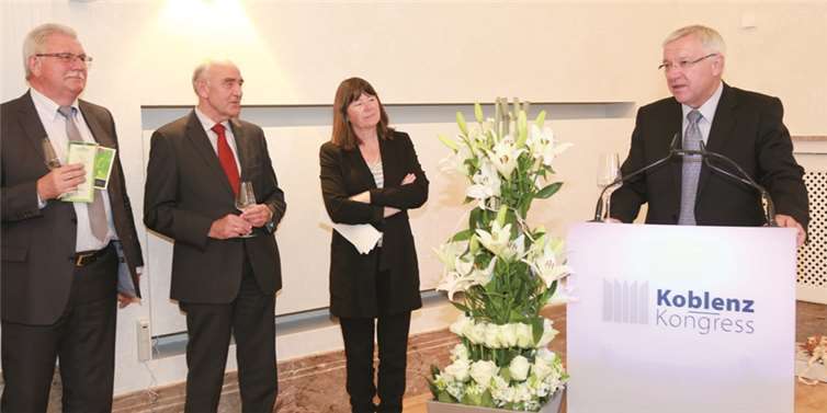 Hormann-Göttig (r.) bei seiner Eröffnungsansprache: Dr. Werner Langen, Norbert Schindler und Ulrike Höfken folgen den Worten des Oberbürgermeisters.