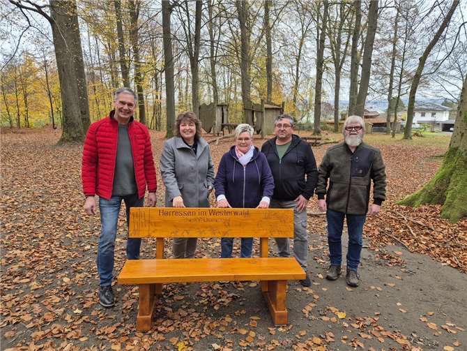 „Horressen im Westerwald – mir sin Ommeze :-)“ So steht es auf der neuen Holzbank. Bei er Übergabe des Schmuckstücks waren dabei (v.l) Peter Bill, Lehrgangsleiter für berufliche Rehabilitation beim BWHW, Stadtbürgermeisterin Melanie Leicher, Ortsbeirätin Manuela Quirmbach, Wasilij Aschnin vom BWHW und Ortsvorsteher Jörg Mattern. Foto: Stadt Montabaur / Marco Leicher