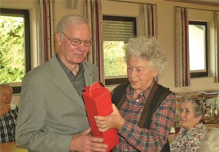 Horst Bauer bedankt sich bei Renate Fuhrmann für Ihren Vortrag mit Geschichten des Schriftstellers Kurt Tucholsky auf dem Seniorentreff. privat