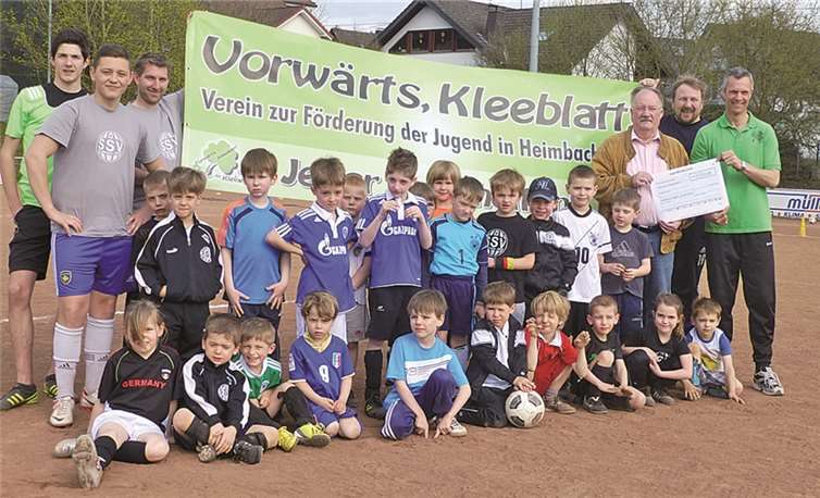 Horst Bleidt (2.v.r.) bei der Scheckübergabe an den Förderverein Vorwärts, Kleeblatt! zusammen mit den Bambini-Kindern des SSV.  Privat