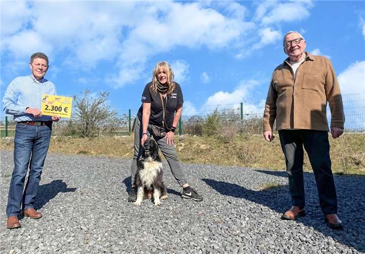 Horst Braun, Kirstin Höfer mit Mischlingshund Lemi und Rainer Linnig.Foto: Rolf Hennequin